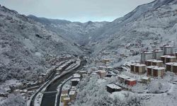 Giresun’un Dereli ilçesi kar yağışıyla kartpostallık görüntülere büründü