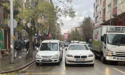 İkinci sıraya park edilen araçlar trafiğin sıkışmasına neden oluyor