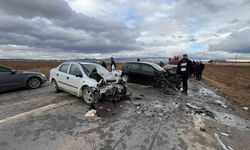 Otomobillerin kafa kafaya çarpıştığı kazada yaşlı çift hayatını kaybetti