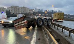 Makaslama yapan tırdan konteyner düştü, dorse bariyerlere girdi: 1 yaralı