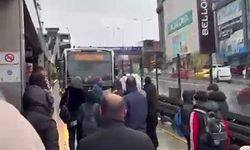 Metrobüsler durağı pas geçince vatandaşlar çileden çıktı