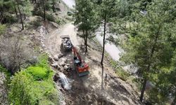 Feke’de mezarlık alanında yol çalışması