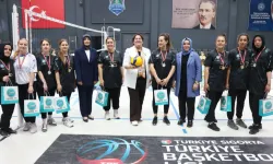 Bilgievi kursiyerleri, voleybol maçında hünerlerini konuşturdu