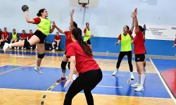 İzmir Büyükşehir Spor Kulübü hentbol takımlarıyla parlıyor