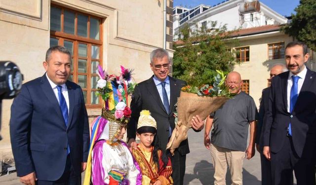 Bakan Memişoğlu: ‘‘Depremden zarar gören eski hastane küçük tadilattan sonra tekrar faaliyete geçecek‘‘