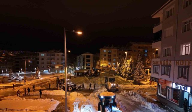 Akdağmadeni’nde yoğun kar mesaisi devam ediyor