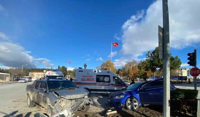 Burdur’da kamyonet ile otomobil çarpıştı: 3 yaralı