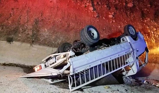 Burdur’da otomobilin arkadan çarptığı kamyonet devrildi: 1 yaralı