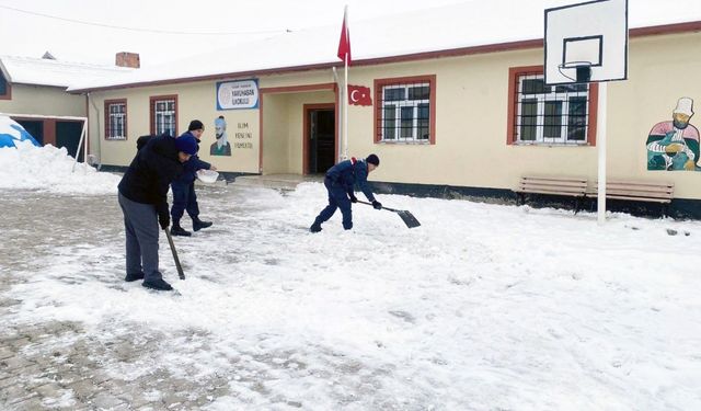 Jandarma, öğretmenlerle kar temizliği yaptı öğrenciler ile kartopu oynadı