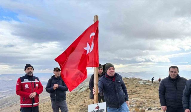 Şehit öğretmenler anısına yürüyüş yapıp fidan diktiler