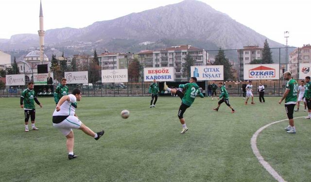 Amasyasporlu futbolcular, maç yaptıkları engelli taraftar Semih ve arkadaşlarını sevindirdi