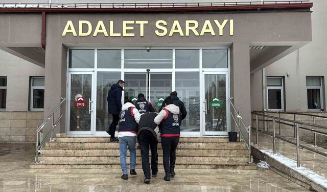 Annesini boğarak, kardeşini tabancayla öldürmüştü, adliyeye sevk edildi