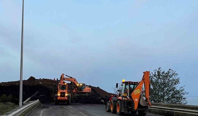 Arhavi’deki heyelanın ardından yol açma çalışmaları başladı