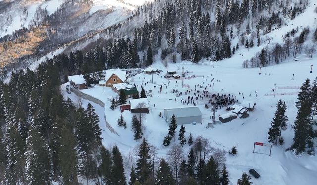 Artvin Atabarı Kayak Merkezi’nde 7. Geleneksel Kar Şenliği coşkuyla kutlandı