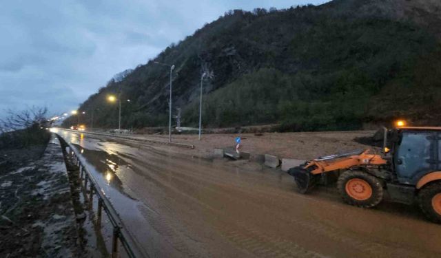 Artvin’de heyelan bölgesi yağan yağmurla çamura döndü