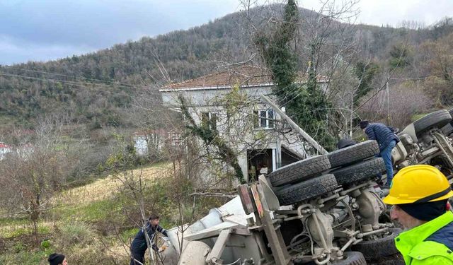 Beton mikseri devrildi, sürücü yara almadan kurtuldu