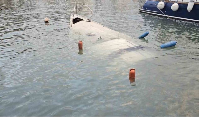 Çanakkale’de fırtınada bir tekne battı