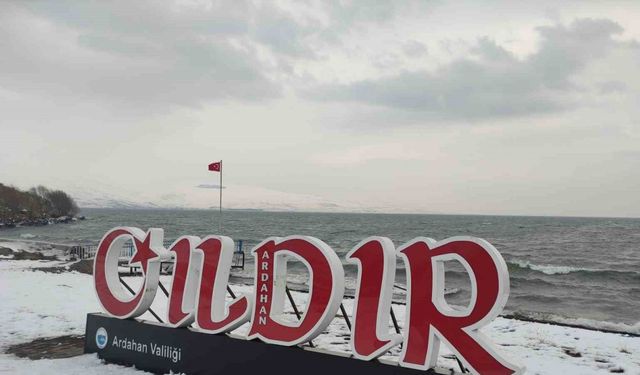 Çıldır Gölü donmadı, turizmciler tedirgin