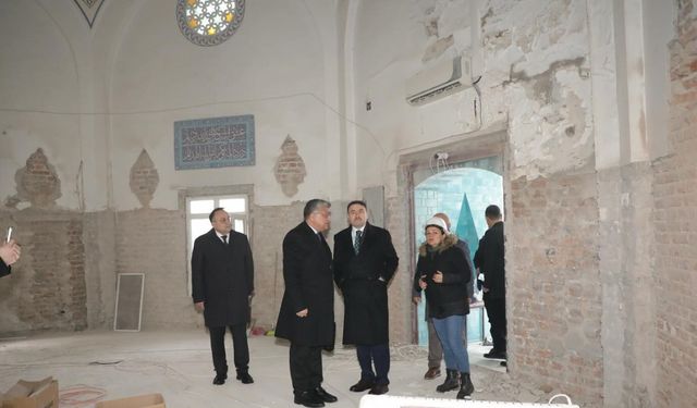 Çinili Camii’nde çini söküm işlemi devam ediyor