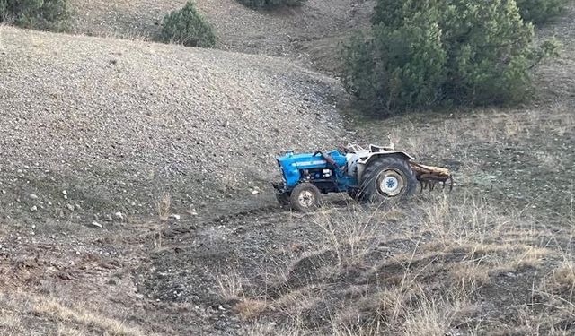 Devrilen traktörün sürücüsü öldü