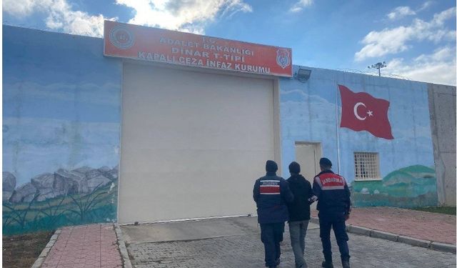 Dolandırıcılık suçundan aranırken jandarmaya yakalandı