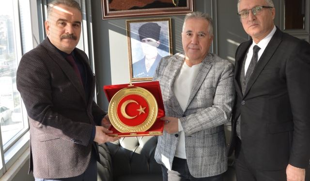 Eğitime katkı sunan işadamlarına teşekkür plaketi