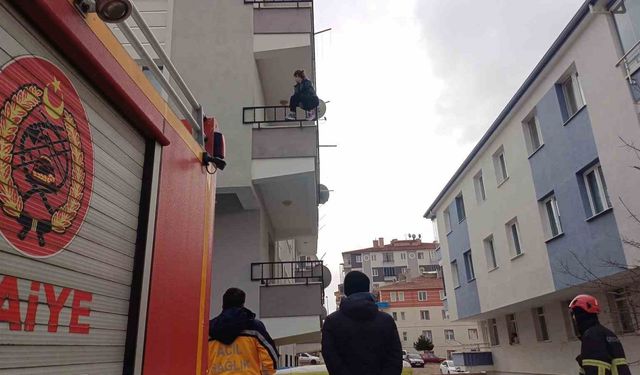 Evinin balkonunda intihara kalkışan kadını polis ekipleri ikna etti