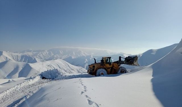 Hakkari askeri üs bölgelerde karla mücadele sürüyor