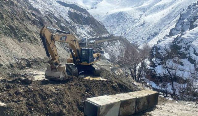 Hakkari’de köy yolları kışa hazırlanıyor