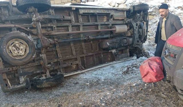 Hakkari’de öğretmen servisi devrildi: 12 yaralı