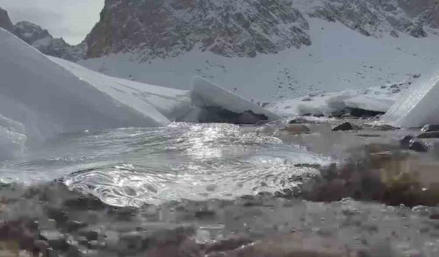 Hakkari’nin saklı cenneti kar ve buzla kaplandı