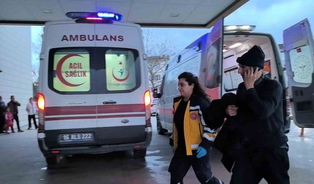 Hapşıran sürücü kontrolü kaybedince araç duvara çarptı: 2 yaralı