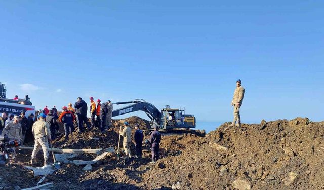 Havadan dron ile yapılan alan taraması ile heyelan altındaki aracın yeri tespit edildi