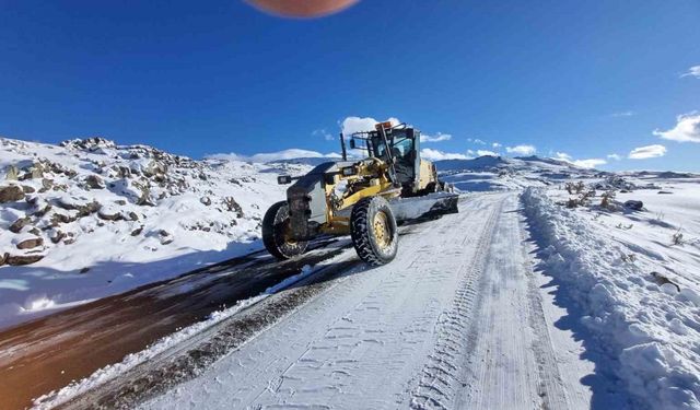 Iğdır’da kardan kapanan 12 köy yolu ekipler tarafından ulaşıma açıldı