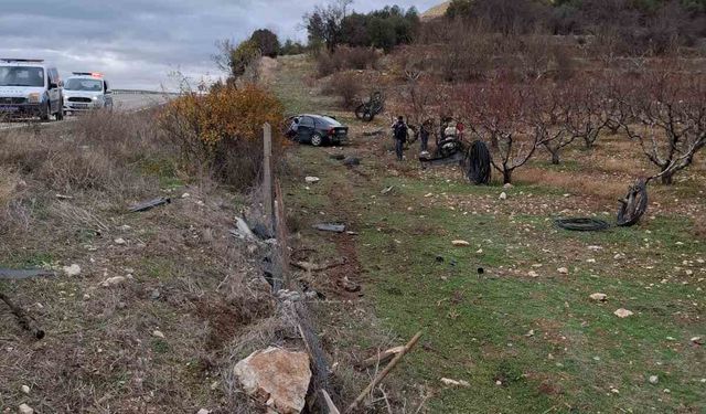 Isparta’da ehliyetsiz sürücünün kullandığı araç bahçeye uçtu: 1 yaralı