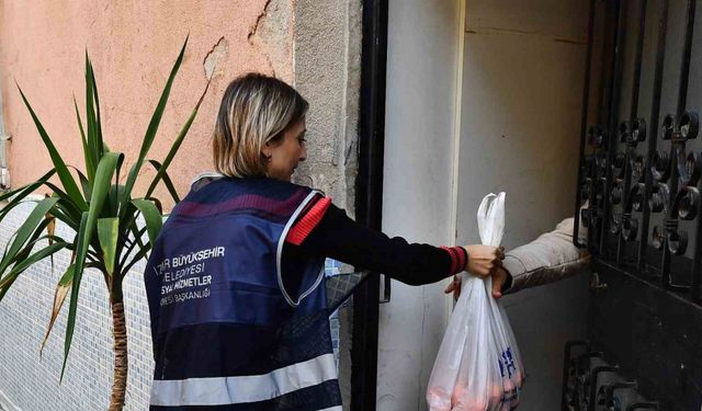 İzmir’de 5 ton mandalina örnek iş birliği ile dağıtılıyor