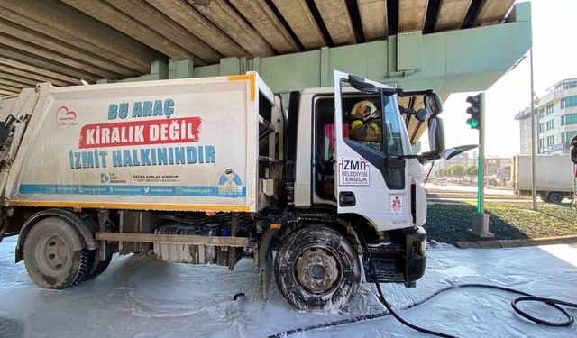 İzmit Belediyesi’nin çöp kamyonunda yangın çıktı