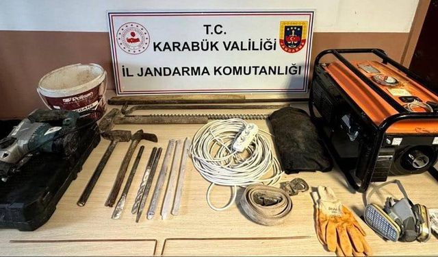 Kaçak kazı yapan 5 kişi jandarmaya yakalandı