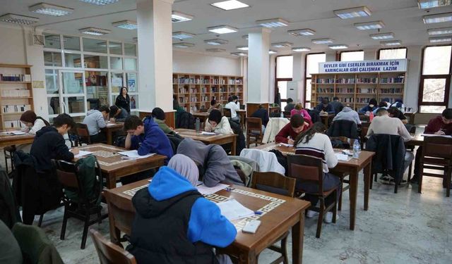 Kahramanmaraş Büyükşehir Belediyesi, üniversite adaylarının yanında