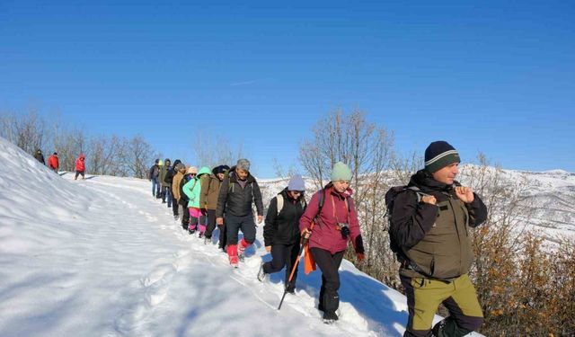 Kar manzaraları eşliğinde 12 km yürüdüler