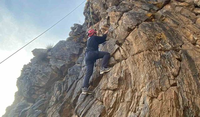 Kars AFAD’dan tırmanış ve sedye ile yaralı indirme eğitimi