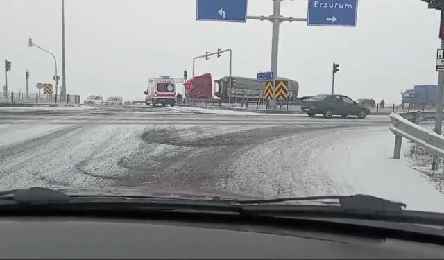 Kars’ta yollar buz pistine döndü