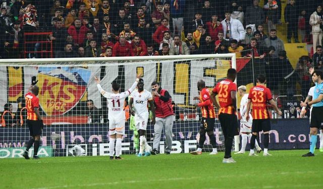 Kayserispor - Galatasaray maçında taraftar sahaya girdi