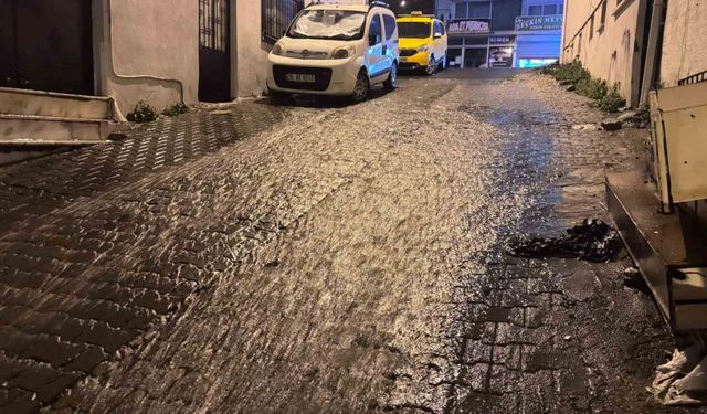 Kuşadası’nda sağanak yağış etkili oldu