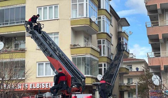 Lüleburgaz’da apartman dairesi yangını: Panik yaşayan vatandaşlar itfaiye merdivenleriyle indirildi