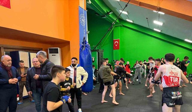 Muaythai alanında 100 sporcu ortak antrenman yaptı