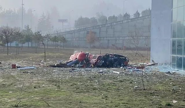 Muğla Eğitim ve Araştırma Hastanesi’ne çarpan bir helikopter, yakınındaki boş alana düştü. Ekiplerin olay yerinde çalışmaları sürüyor.