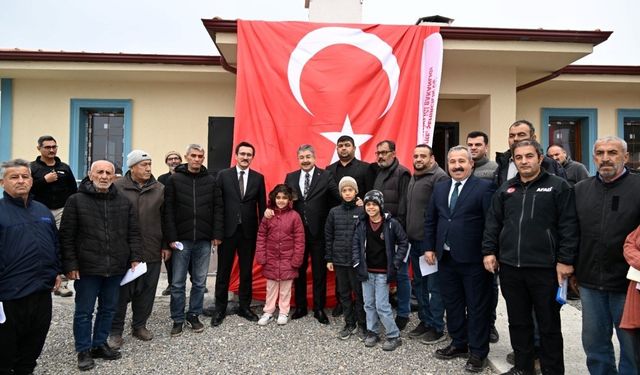 Osmaniye’de yapımı tamamlanan köy evlerinin anahtar teslimi yapıldı