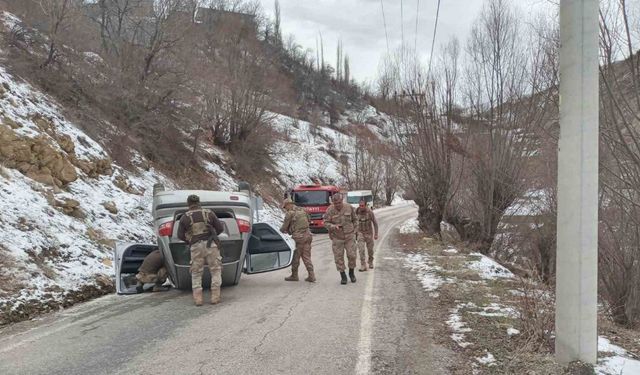 Otomobil buzlanan yolda takla attı: 2 yaralı