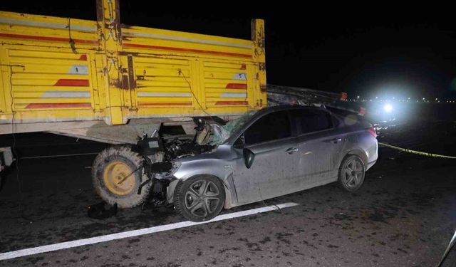 Otomobil traktör römorkuna ok gibi saplandı, sürücü öldü